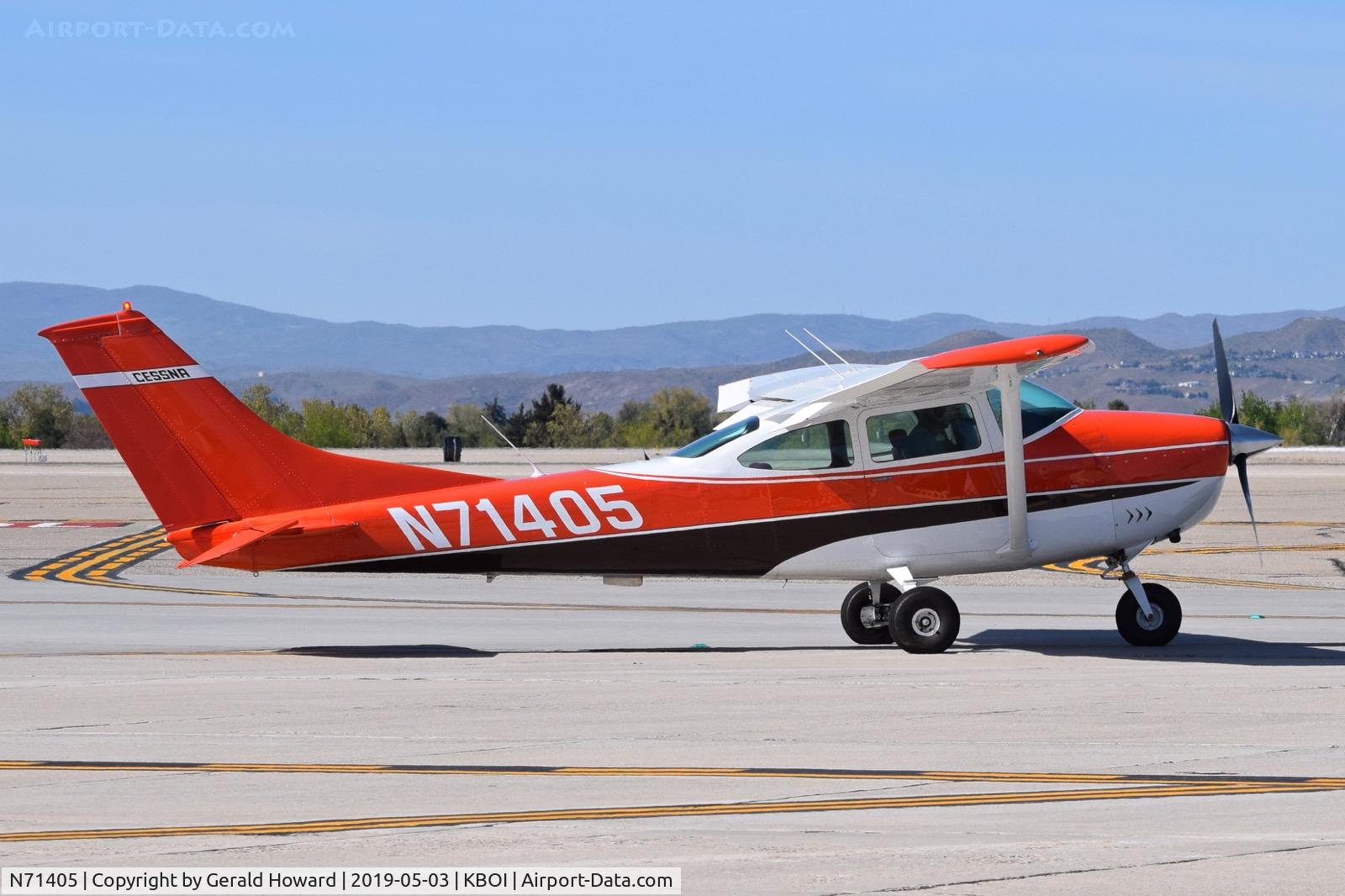 N71405, 1969 Cessna 182M Skylane C/N 18259611, Taxiing on Bravo.