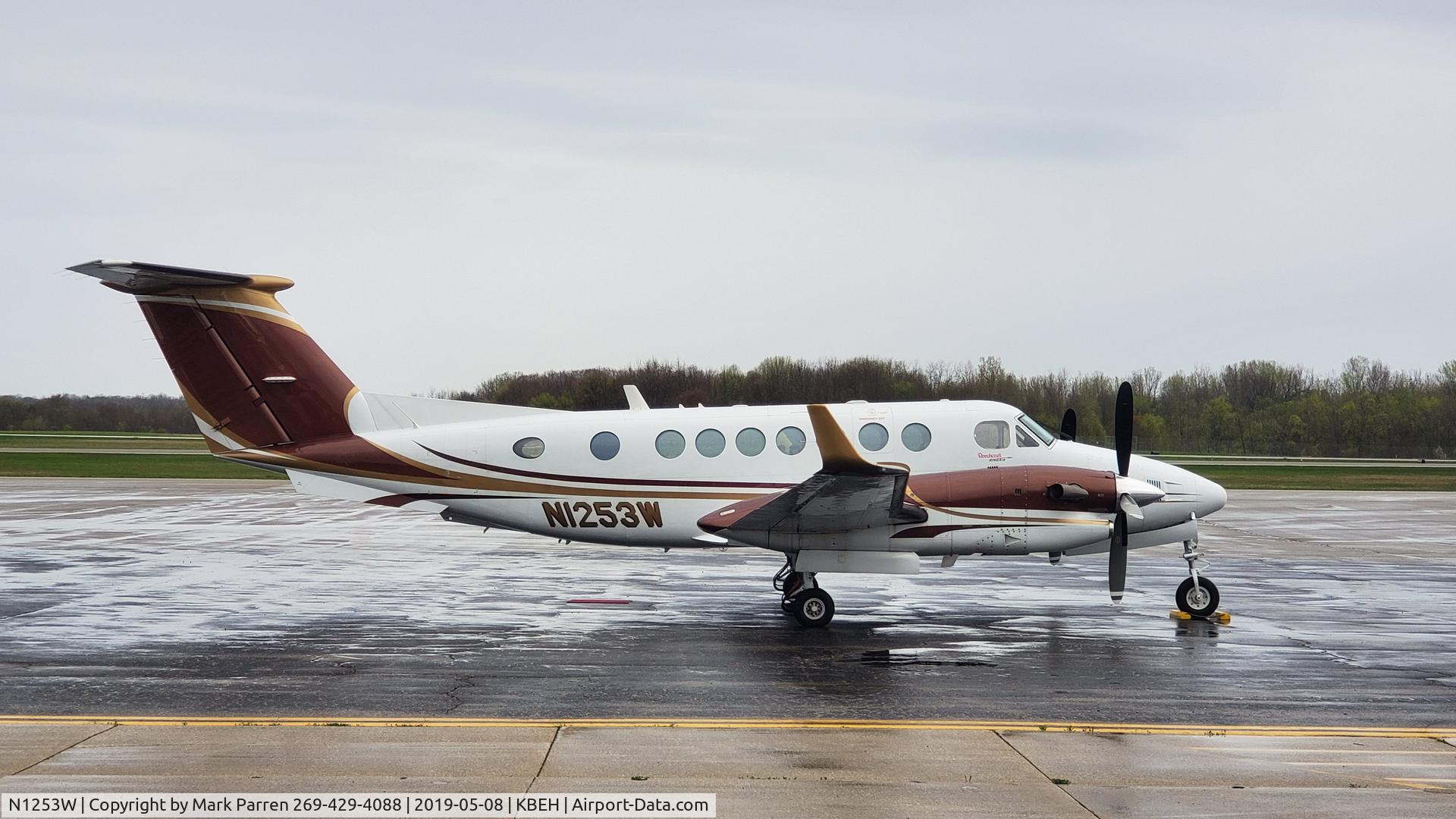 N1253W, 2001 Raytheon 350 Super King Air (B300) C/N FL-330, Stop in Benton Harbor, Michigan