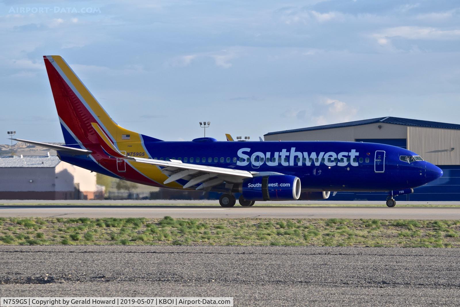 N759GS, 1999 Boeing 737-7H4 C/N 30544, Landing roll out.