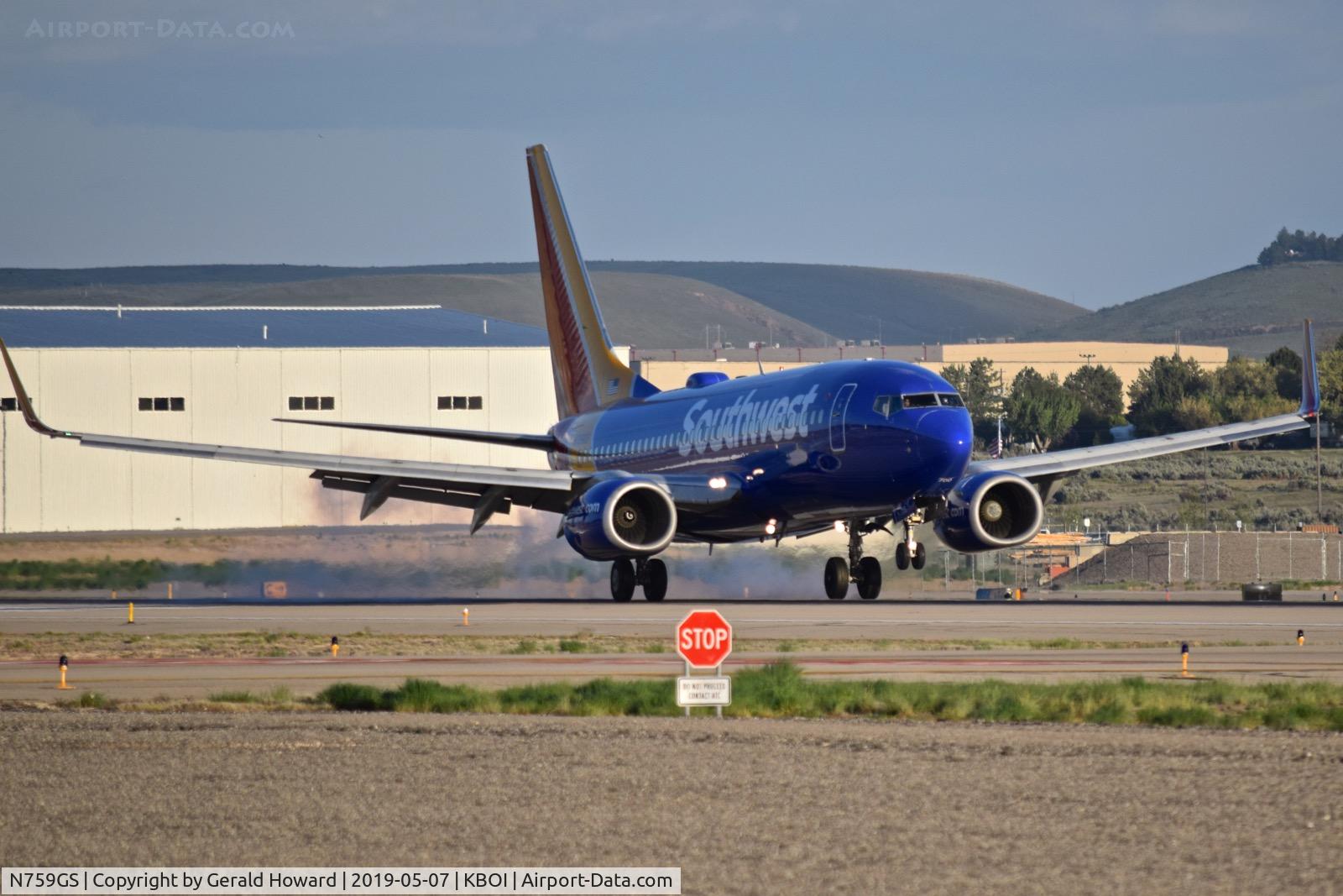 N759GS, 1999 Boeing 737-7H4 C/N 30544, Landing RWY 28L.