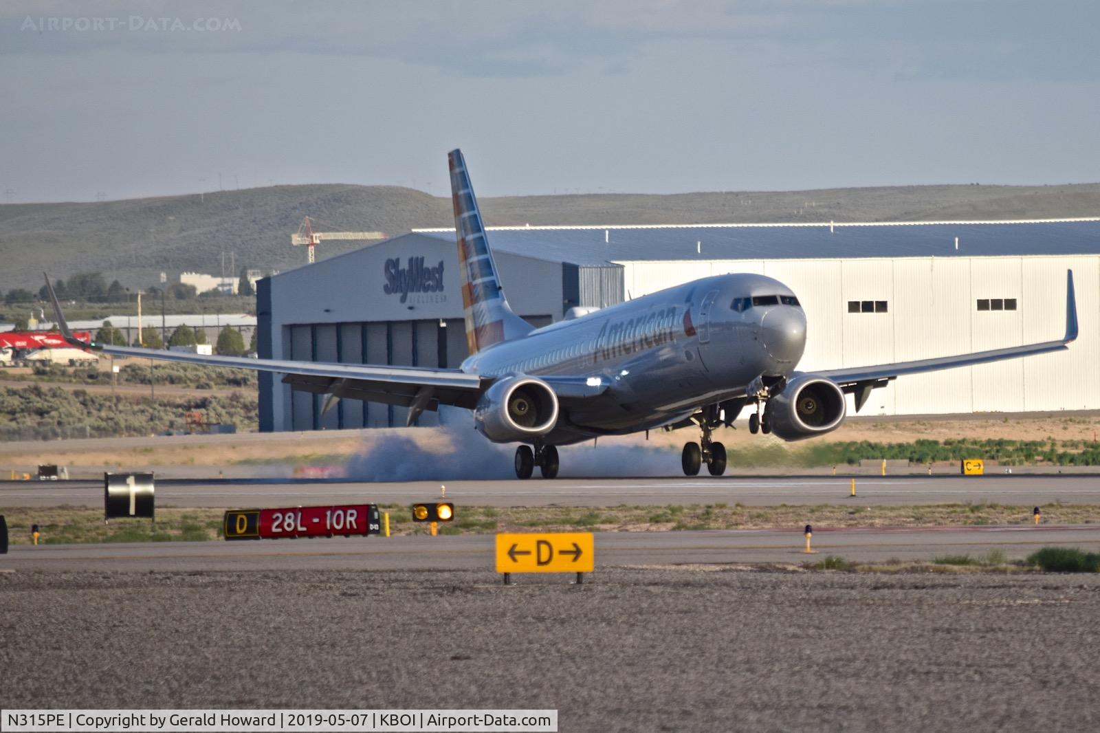 N315PE, 2017 Boeing 737-823 C/N 31261, Landing RWY 28L.