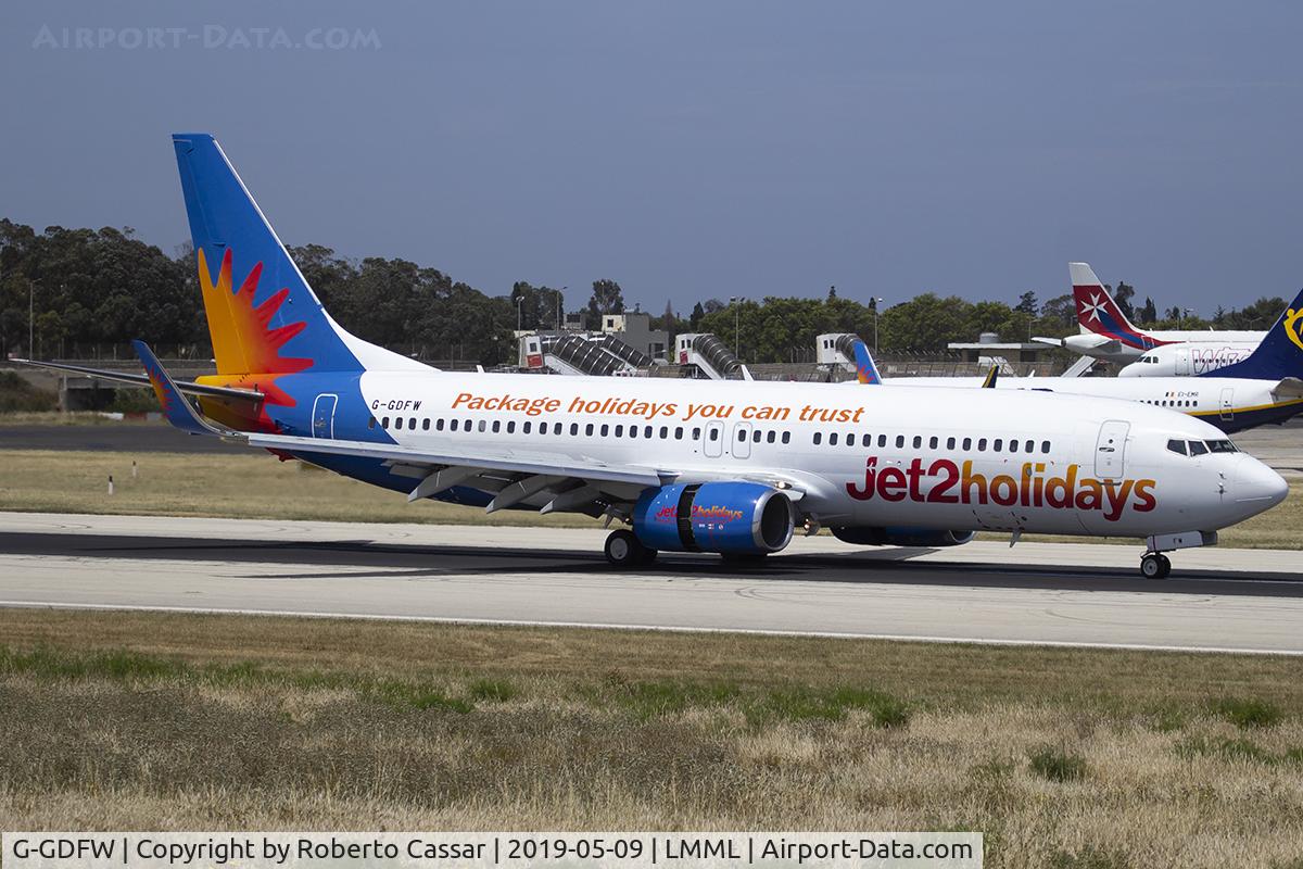 G-GDFW, 2000 Boeing 737-8K5 C/N 27986, Runway 13