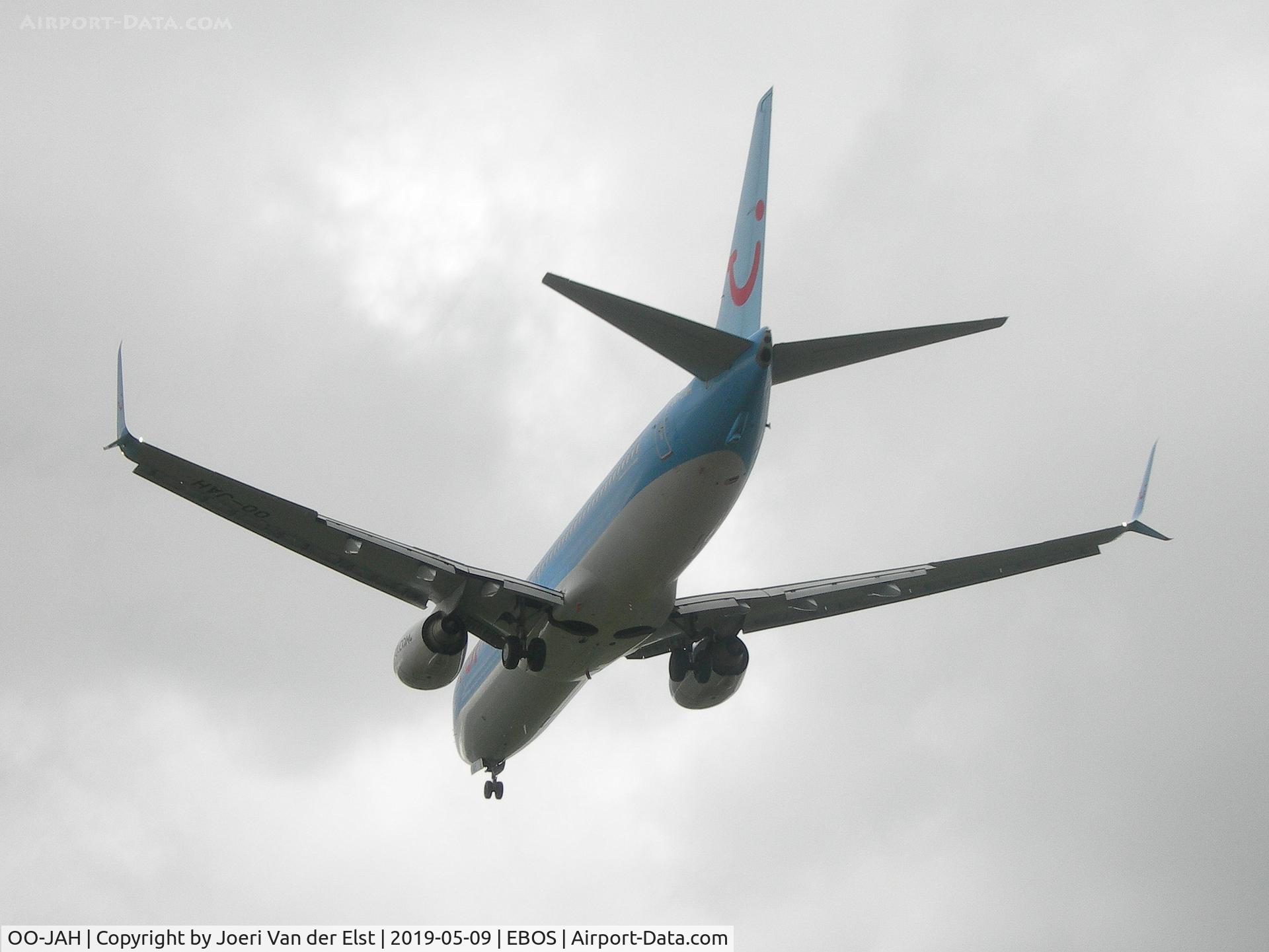 OO-JAH, 2011 Boeing 737-8K5 C/N 37260, Moments before touchdown rwy 26