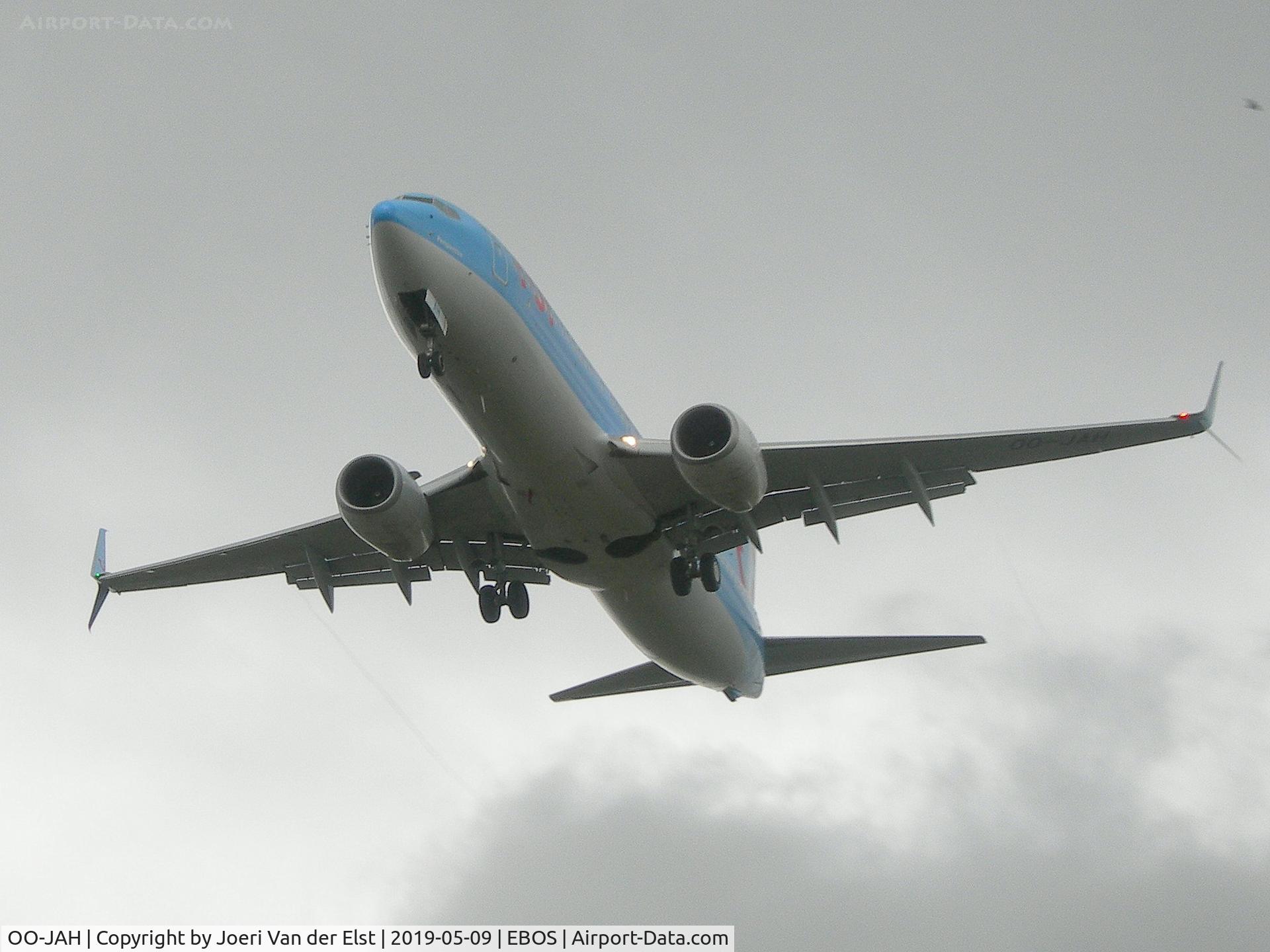 OO-JAH, 2011 Boeing 737-8K5 C/N 37260, Moments before touchdown rwy 26