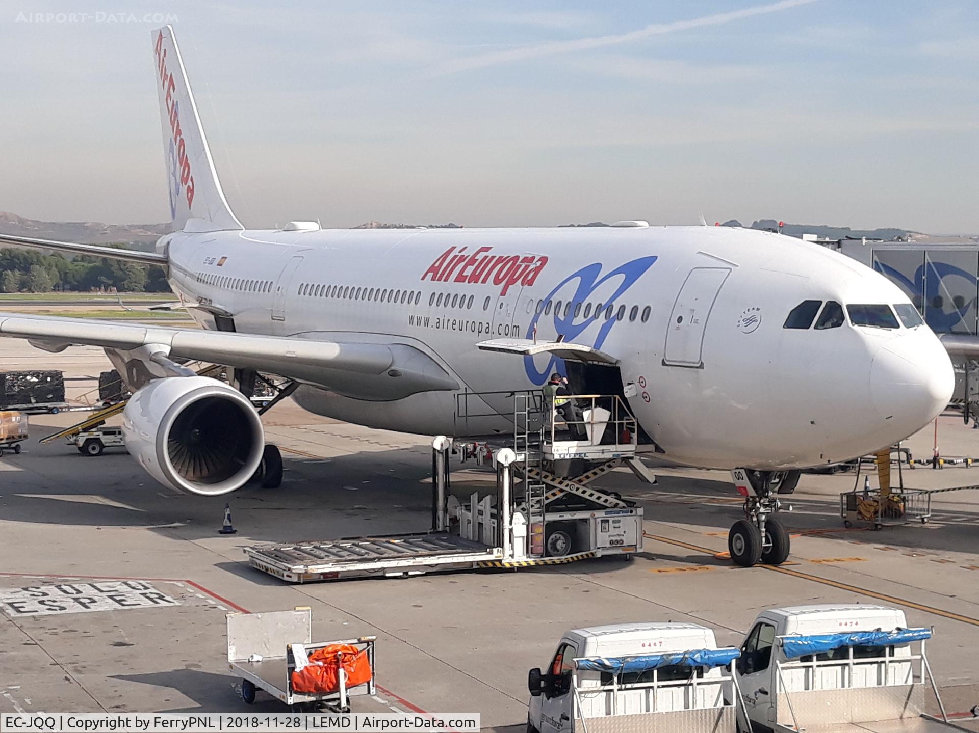 EC-JQQ, 2006 Airbus A330-202 C/N 749, Air Europa A332 being prepared for its flight to LPA.