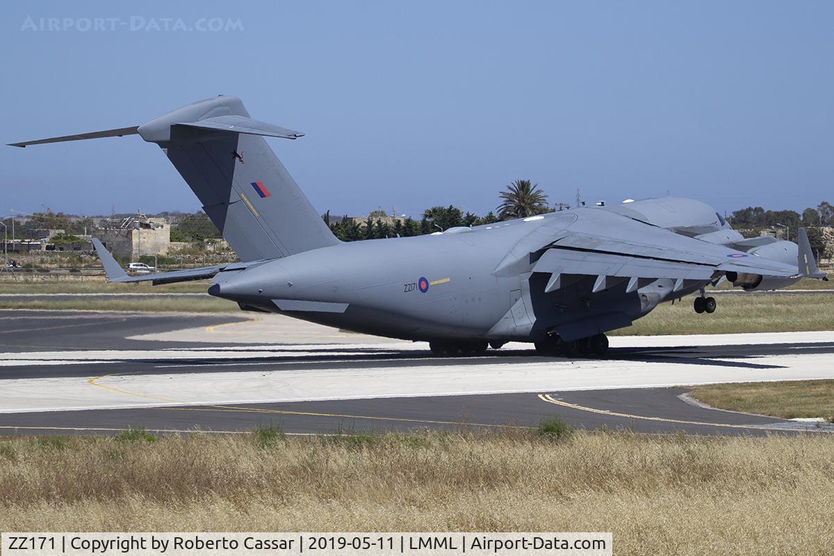 ZZ171, 2000 Boeing C-17A Globemaster III C/N F-007, Runway 13