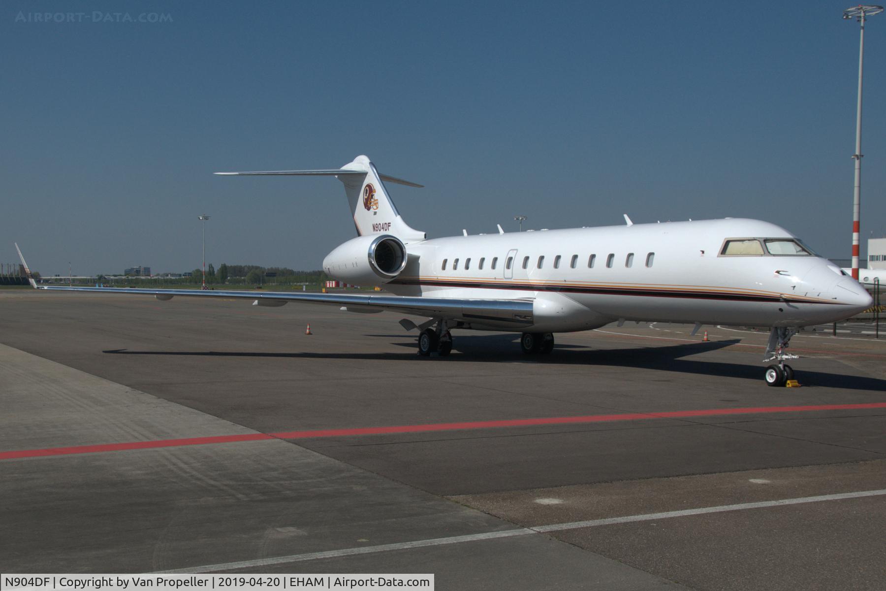 N904DF, 2002 Bombardier BD-700-1A10 Global Express C/N 9118, Bombardier Global Express parked at Schiphol-Oost
