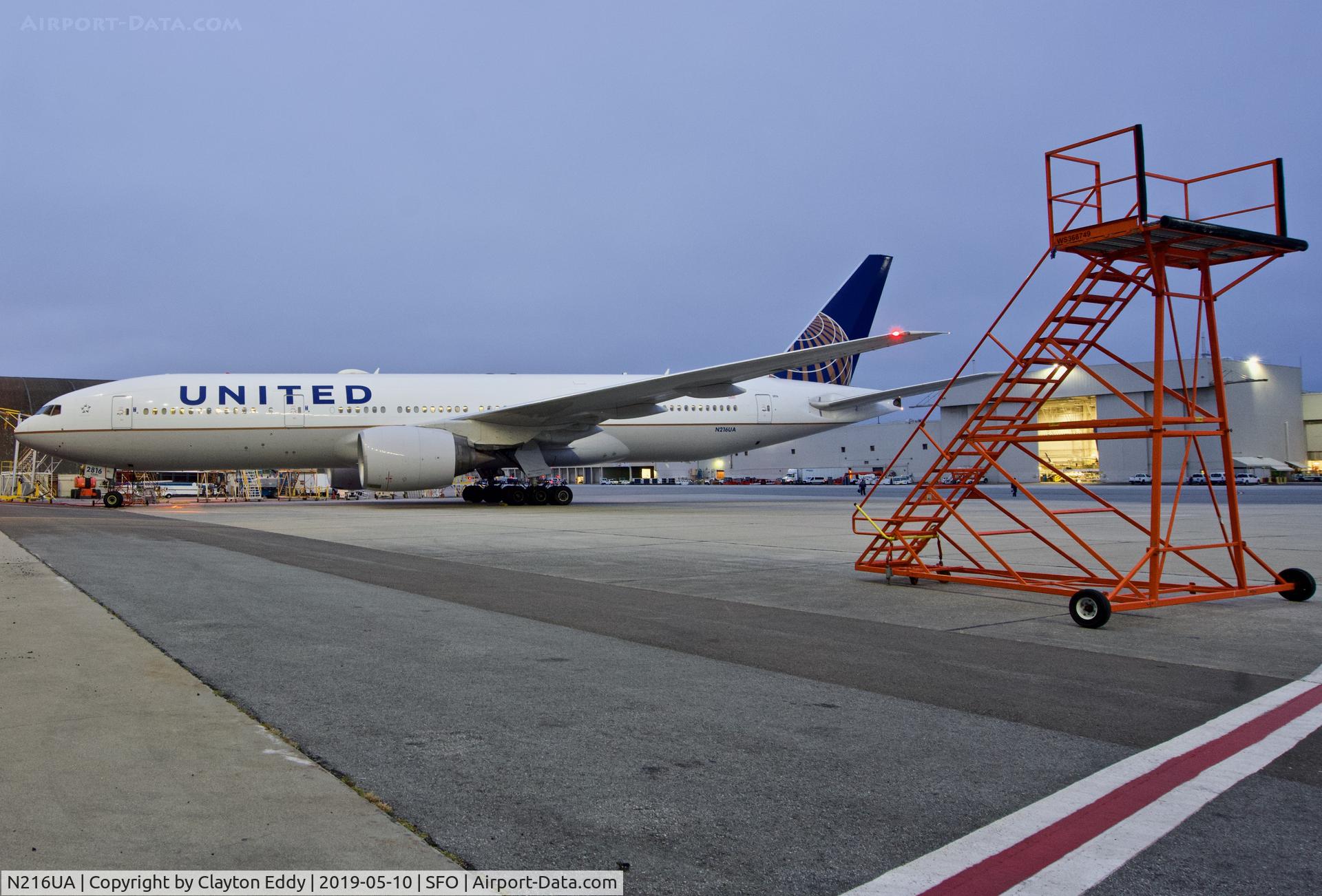 N216UA, 2000 Boeing 777-222 C/N 30549, SFO 2019.