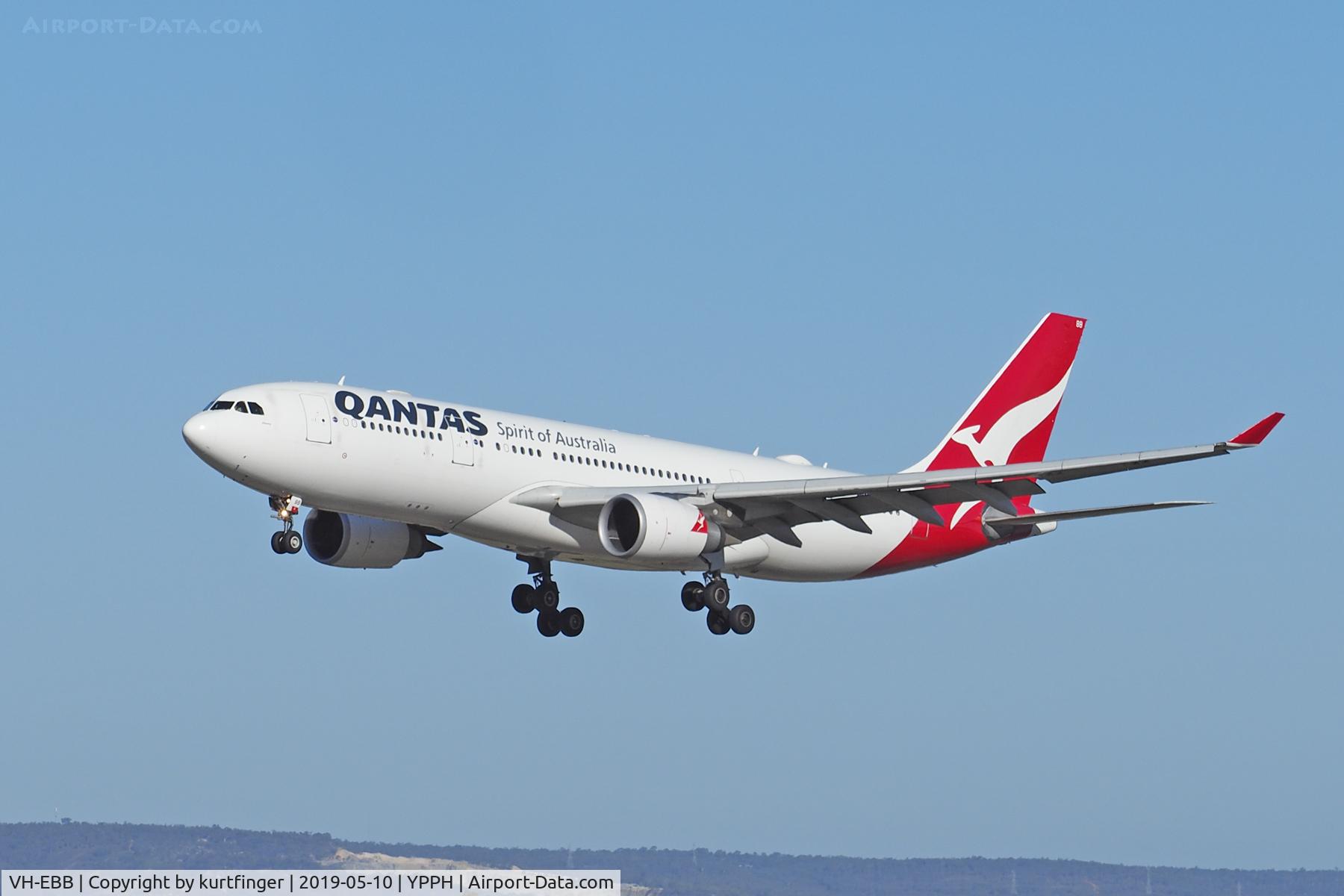 VH-EBB, 2002 Airbus A330-201 C/N 0522, Airbus A330-202. Qantas VH-EBB, final runway 03, YPPH 10/05/19.