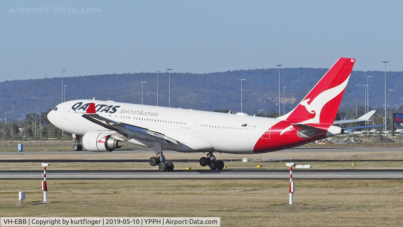 VH-EBB, 2002 Airbus A330-201 C/N 0522, Airbus A330-202. Qantas VH-EBB, final runway 03, YPPH 10/05/19.