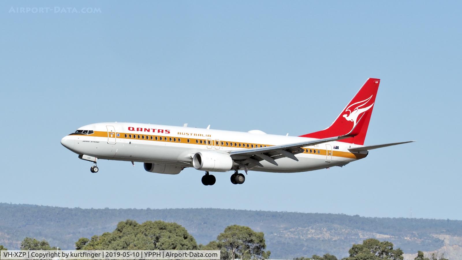 VH-XZP, 2014 Boeing 737-838 C/N 44577, Boeing 737-838. Qantas VH-XZP final runway 03 YPPH 100519.