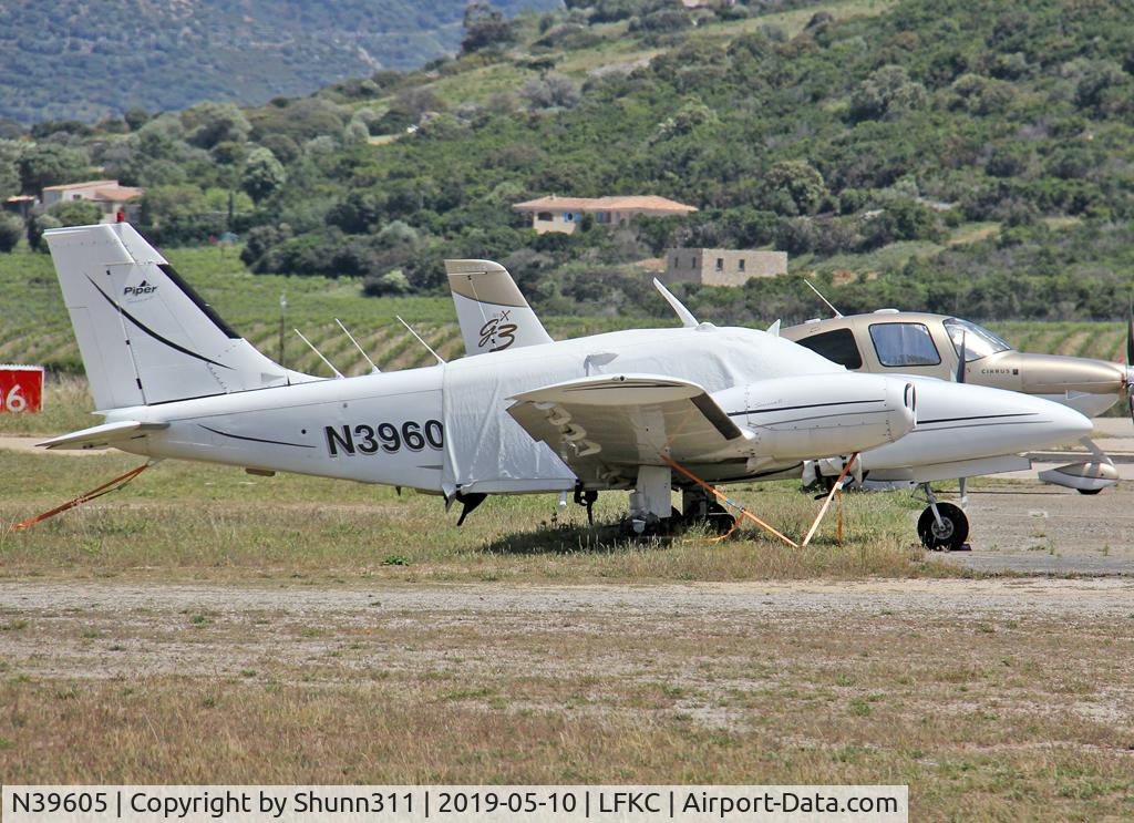 N39605, 1978 Piper PA-34-200T Seneca II C/N 34-7870397, Parked at the Airclub without one engine...