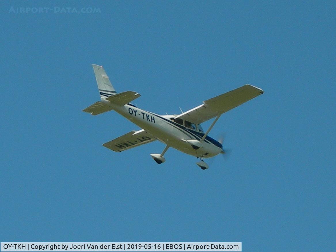 OY-TKH, 2006 Cessna 182T Skylane C/N 18281807, Moments before touchdown rwy 08