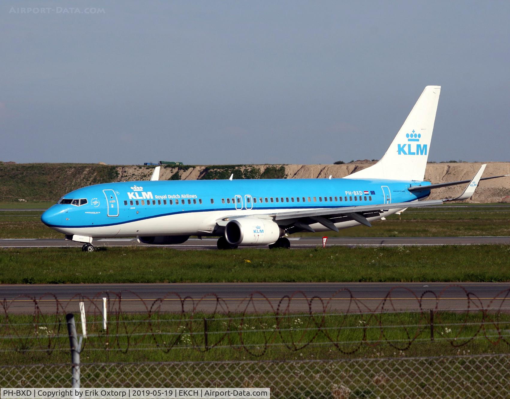 PH-BXD, 1999 Boeing 737-8K2 C/N 29134, PH-BXD landed rw 04L