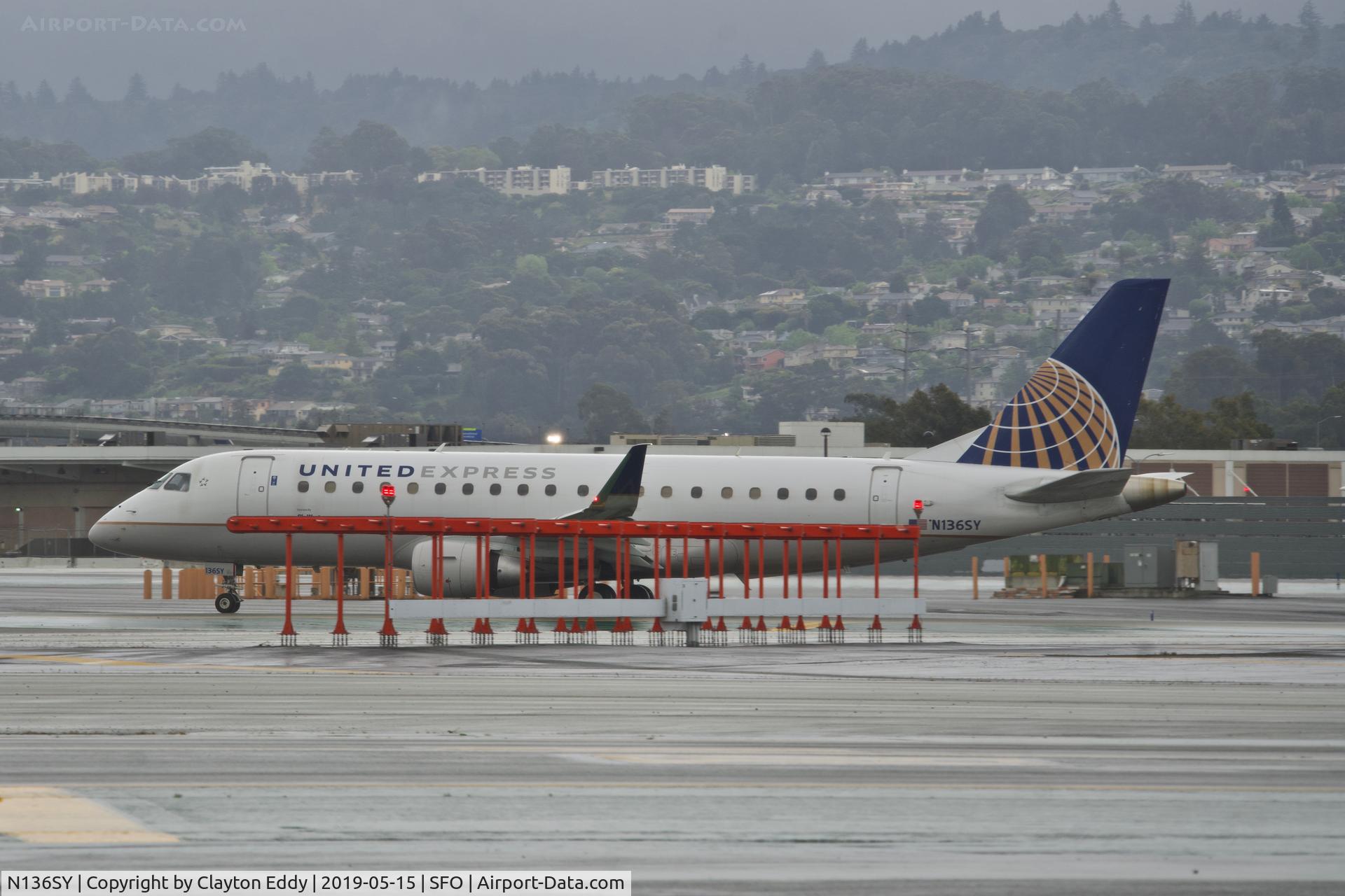 N136SY, 2015 Embraer 175LR (ERJ-170-200LR) C/N 17000462, SFO 2019.