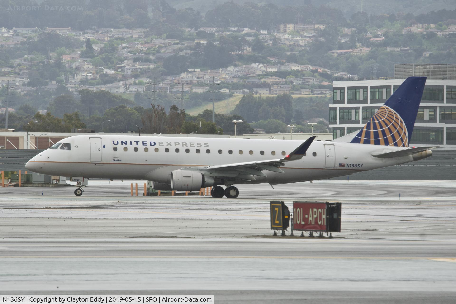 N136SY, 2015 Embraer 175LR (ERJ-170-200LR) C/N 17000462, SFO 2019.