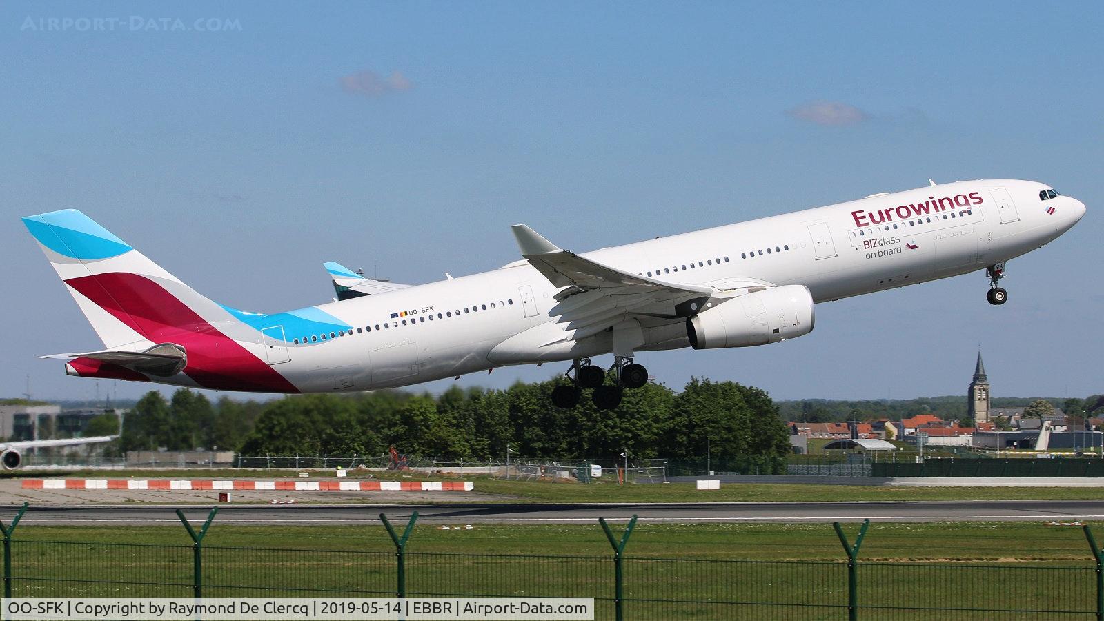 OO-SFK, 2004 Airbus A330-343X C/N 570, Taking off from rwy 07R.