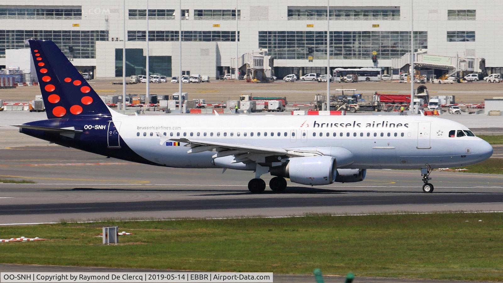 OO-SNH, 2004 Airbus A320-214 C/N 2207, Take off rwy 07R.