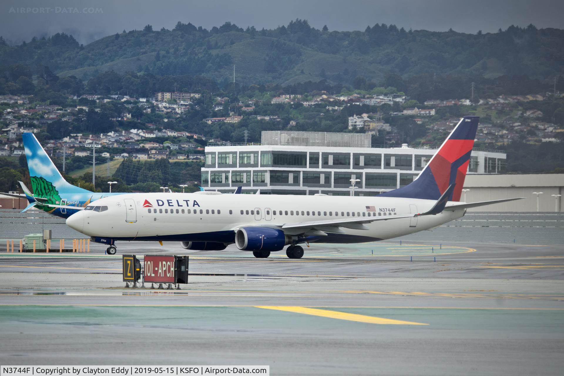 N3744F, 2001 Boeing 737-832 C/N 30837, SFO 2019.