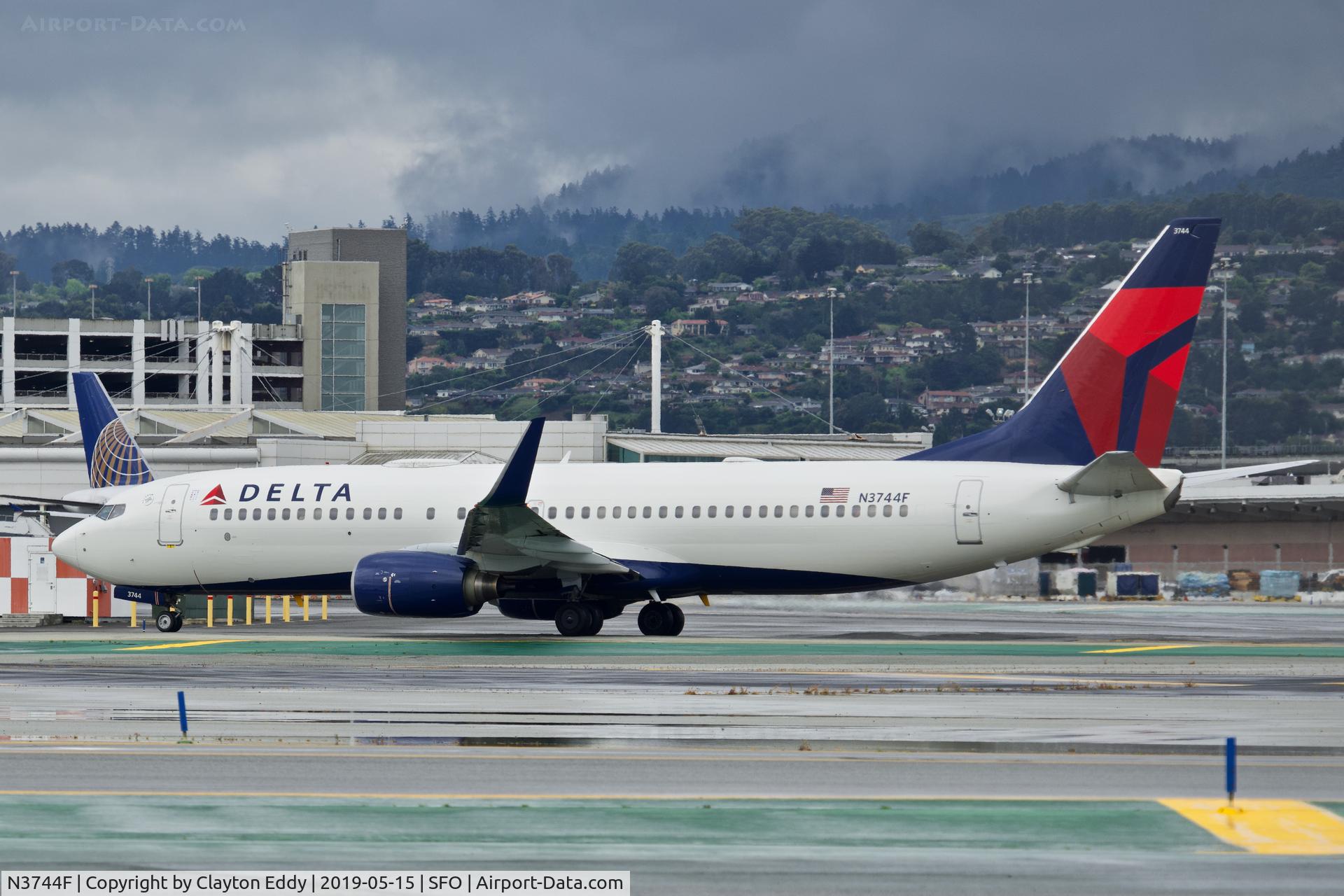 N3744F, 2001 Boeing 737-832 C/N 30837, SFO 2019.