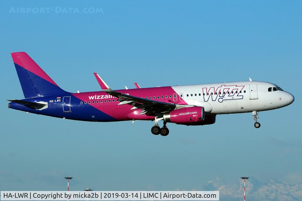 HA-LWR, 2013 Airbus A320-232 C/N 5604, Landing