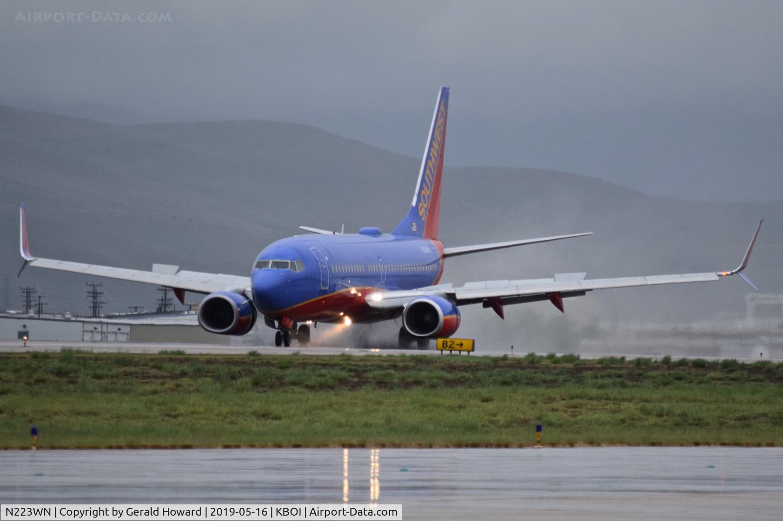 N223WN, 2005 Boeing 737-7H4 C/N 32492, Landing roll out.