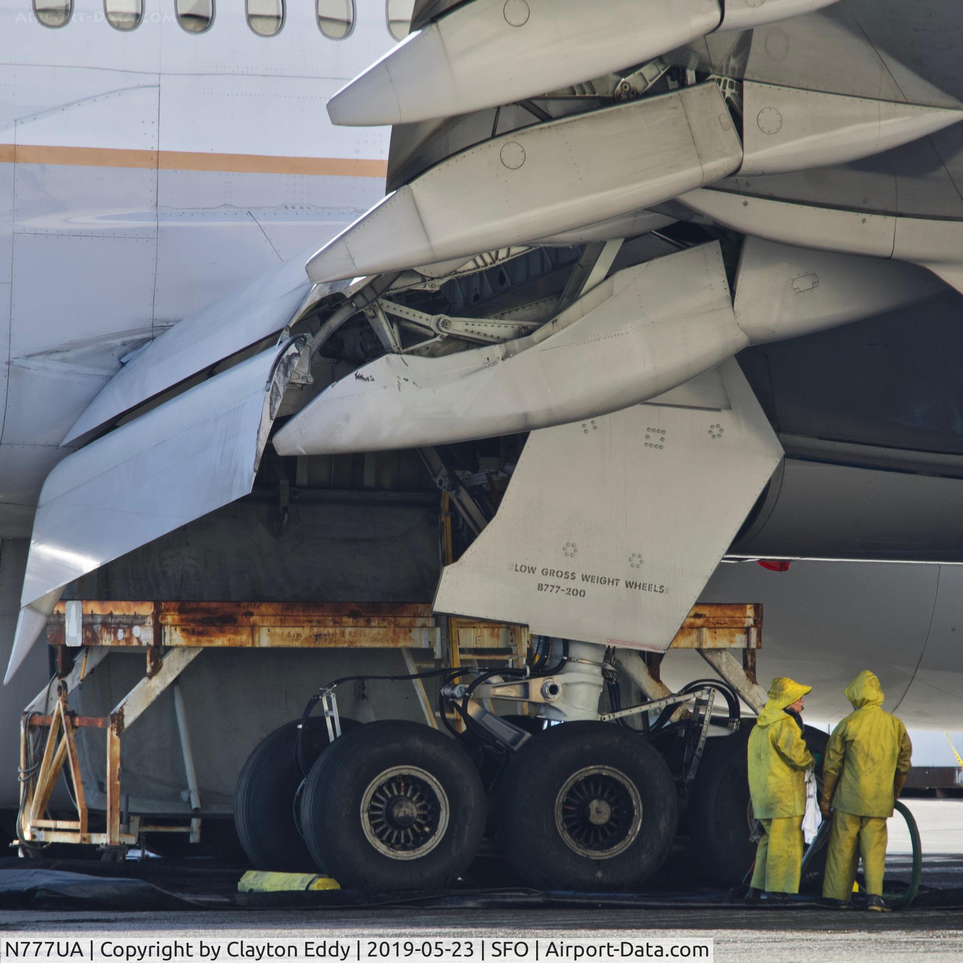 N777UA, 1995 Boeing 777-222 C/N 26916, Wash time. SFO 2019.