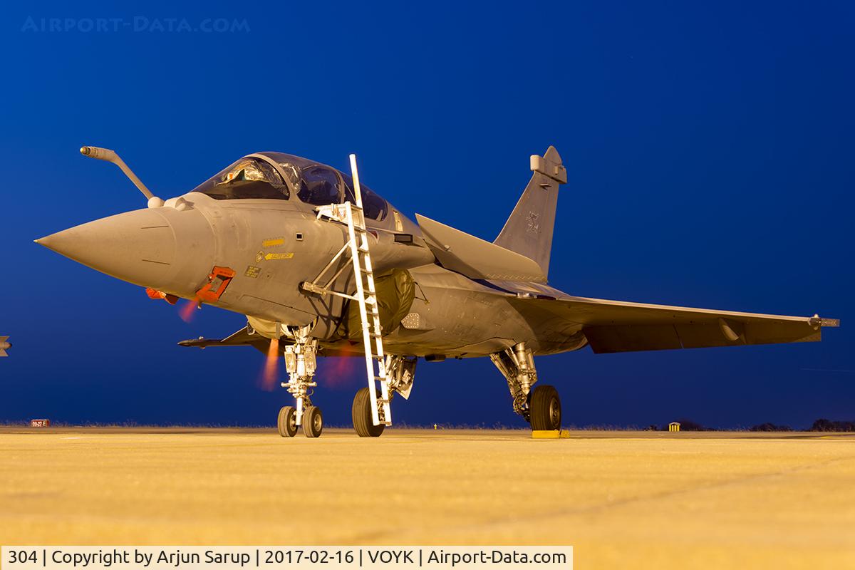 304, Dassault Rafale B C/N 304, Rafale on the flight line at night during Aero India 2017. The “Diable rouge” emblem of long-standing SPA 160 is visible on the left side of the tail, indicating this Rafale forms part of Ecole de Transformation Rafale ETR 3/4 “Aquitaine”.
