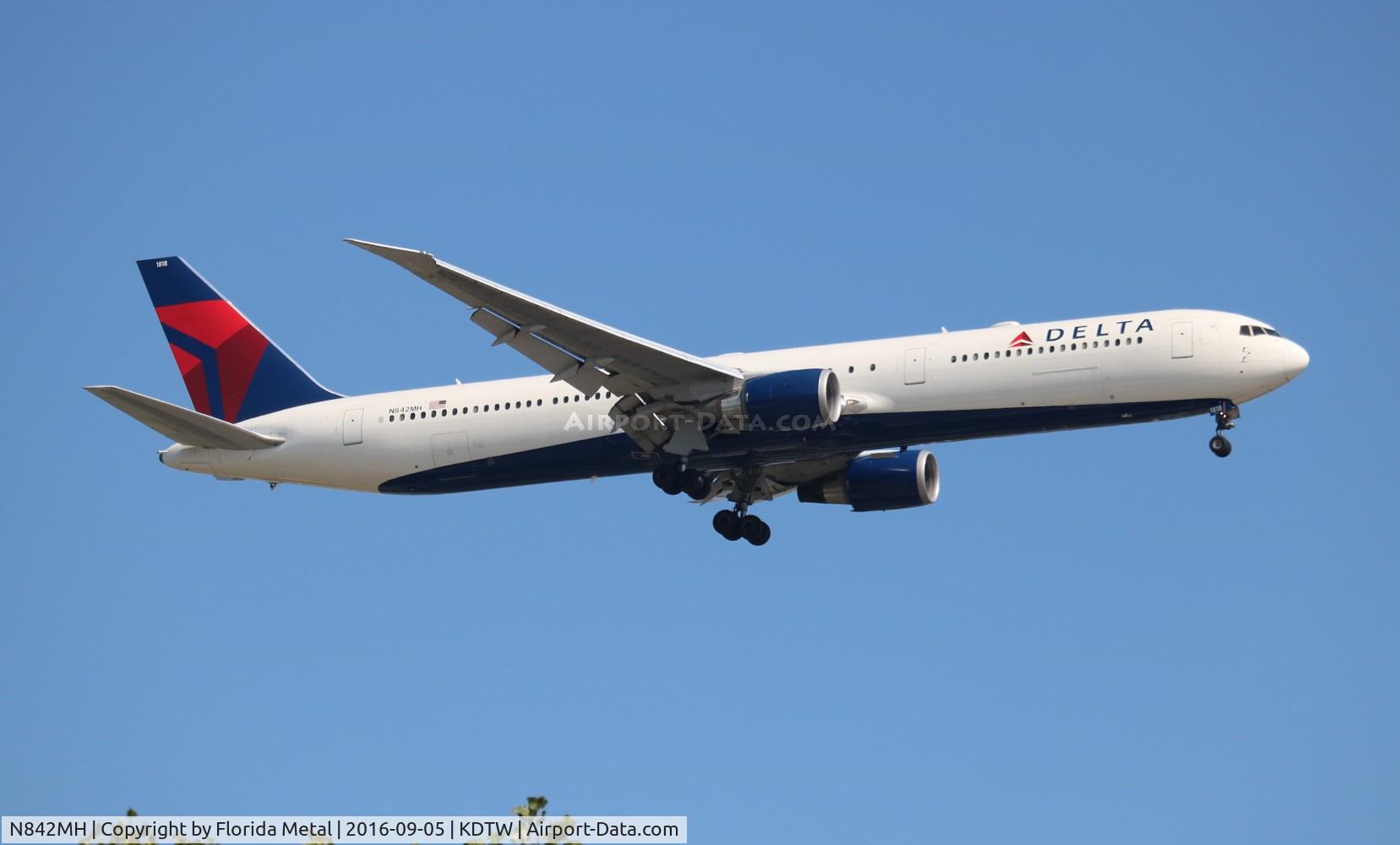N842MH, 2001 Boeing 767-432/ER C/N 29715, Delta