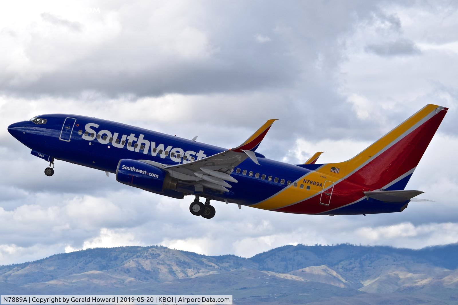 N7889A, 2005 Boeing 737-79L C/N 34023, Climb out from RWY 28L.