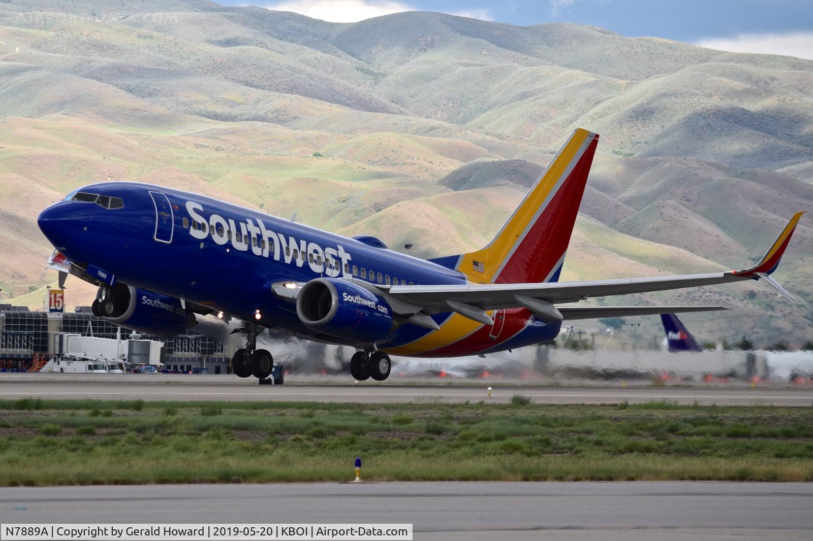 N7889A, 2005 Boeing 737-79L C/N 34023, Tale off from RWY 28L.