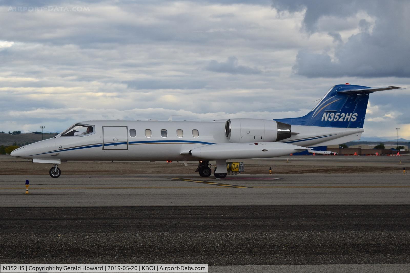 N352HS, Gates Learjet 35A C/N 596, Taxiing on Alpha.