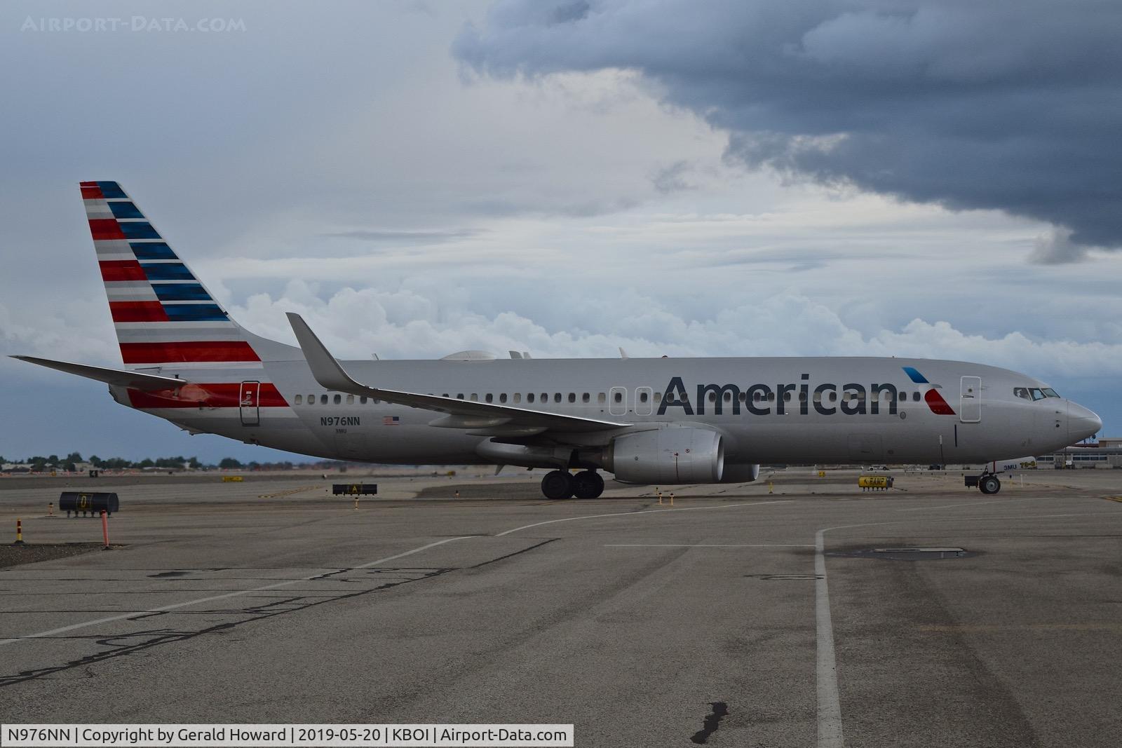 N976NN, 2015 Boeing 737-832 C/N 33243, Taxiing to the gate.