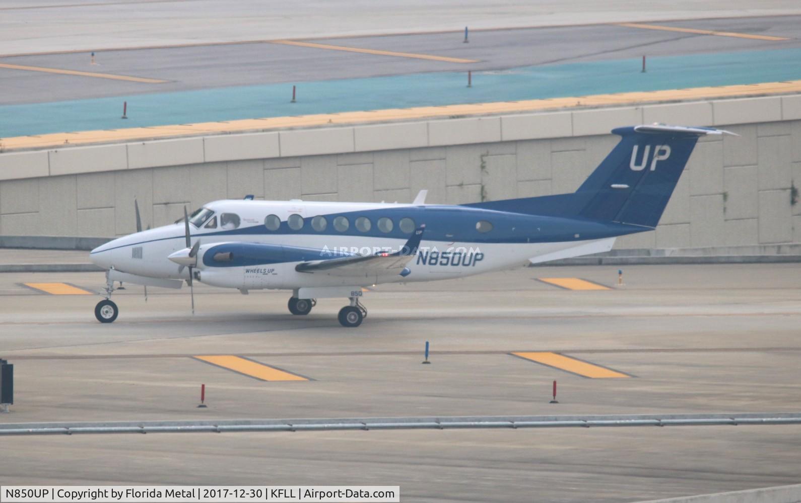 N850UP, 2015 Beechcraft B300 King Air 350i C/N FL-992, Wheels Up