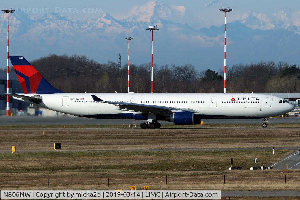 N806NW, 2004 Airbus A330-323 C/N 578, Taxiing