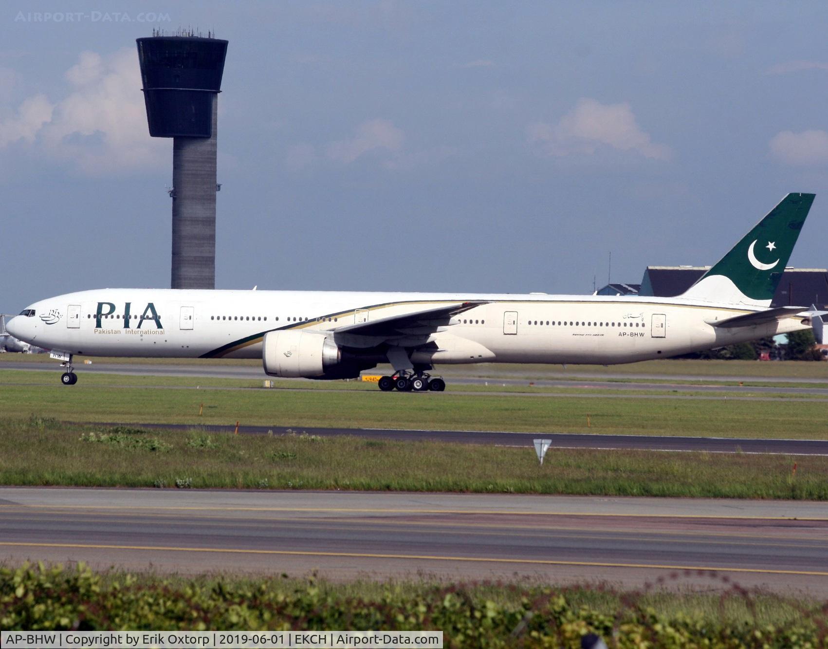 AP-BHW, 2007 Boeing 777-340/ER C/N 33779, AP-BHW landed rw 22L