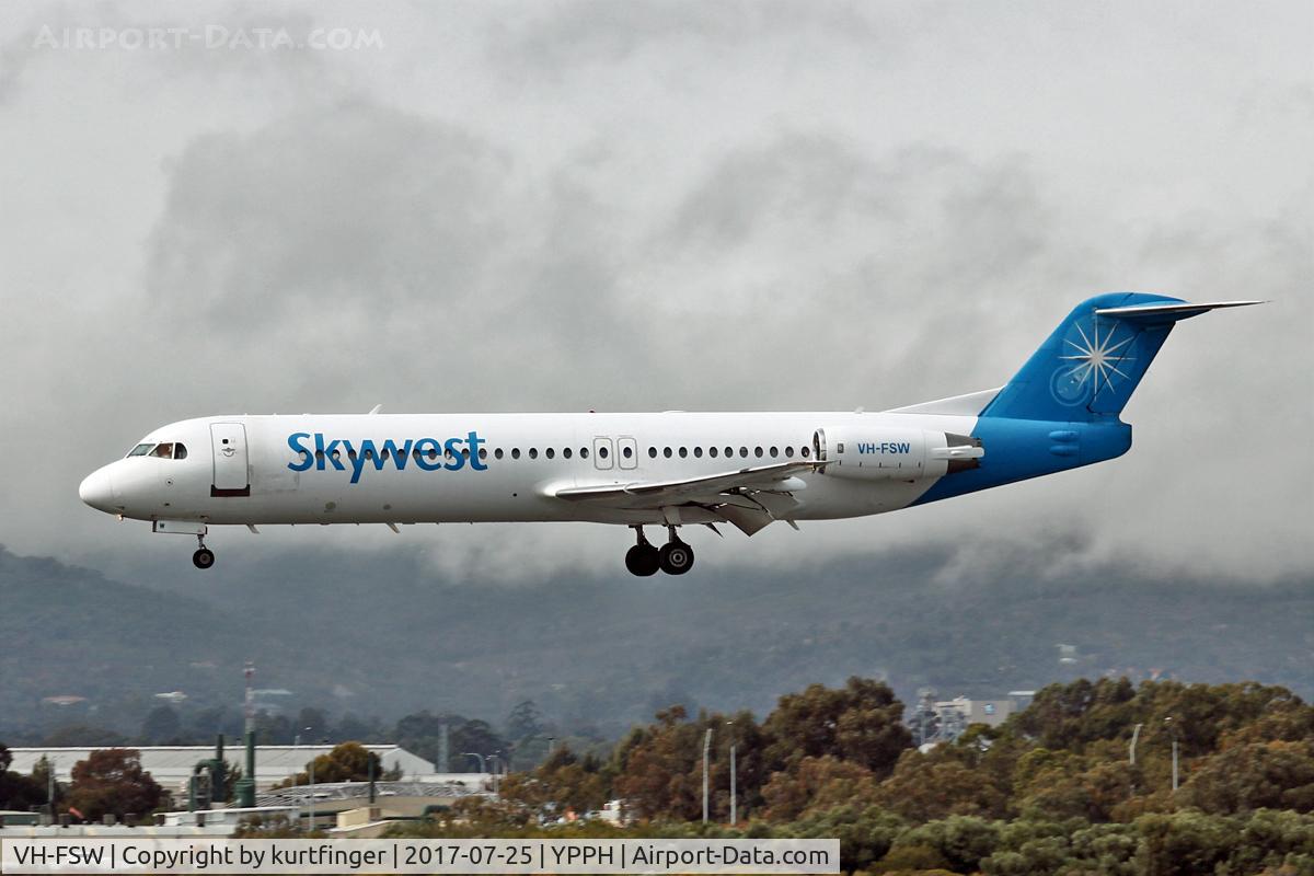 VH-FSW, 1992 Fokker 100 (F-28-0100) C/N 11391, Fokker F28-100. Skywest VH-FSW, final runway 03, YPPH 25/07/17.