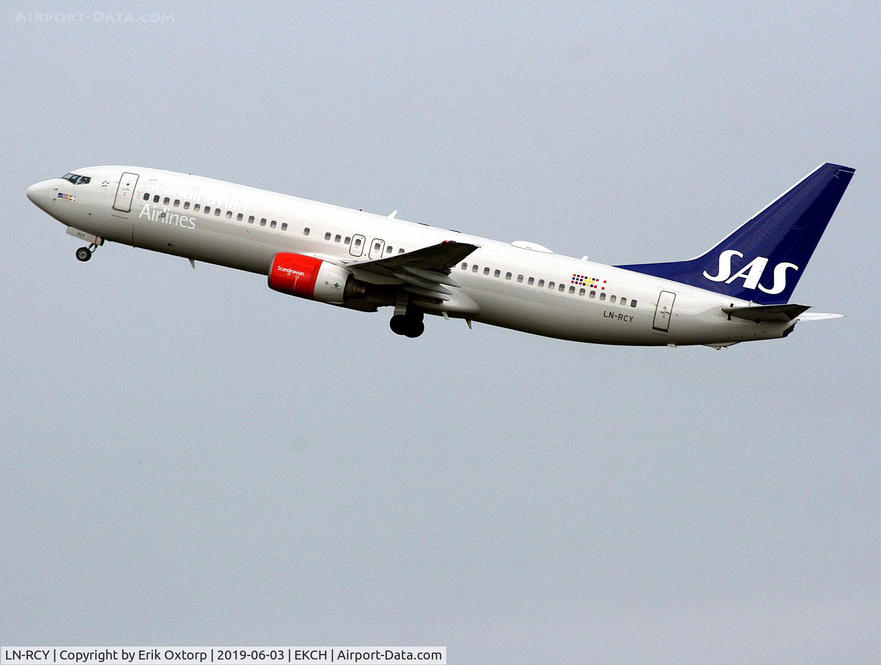 LN-RCY, 2001 Boeing 737-883 C/N 28324, LN-RCY taking off rw 22R