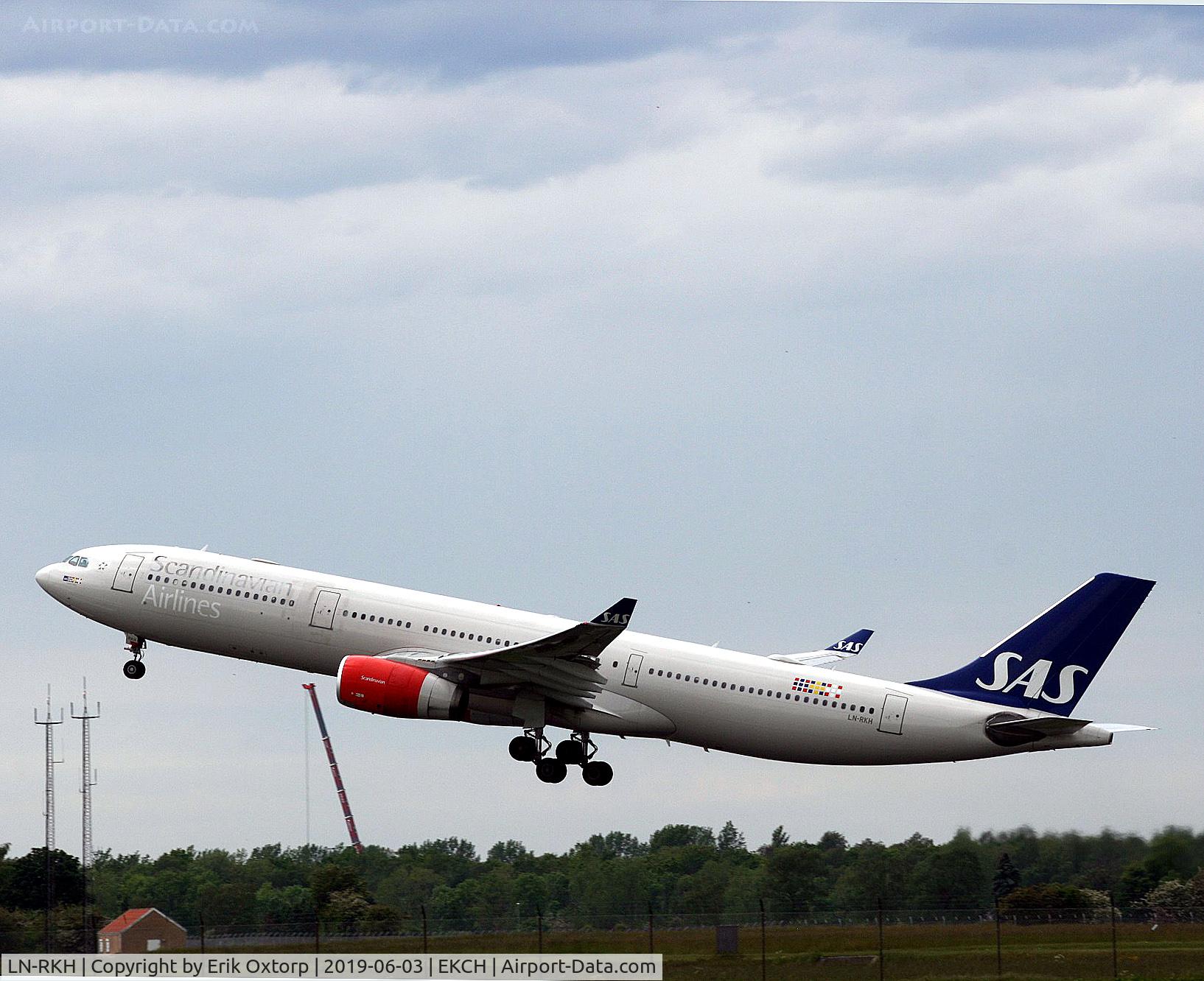 LN-RKH, 2002 Airbus A330-343 C/N 497, LN-RKH take off rw 22R