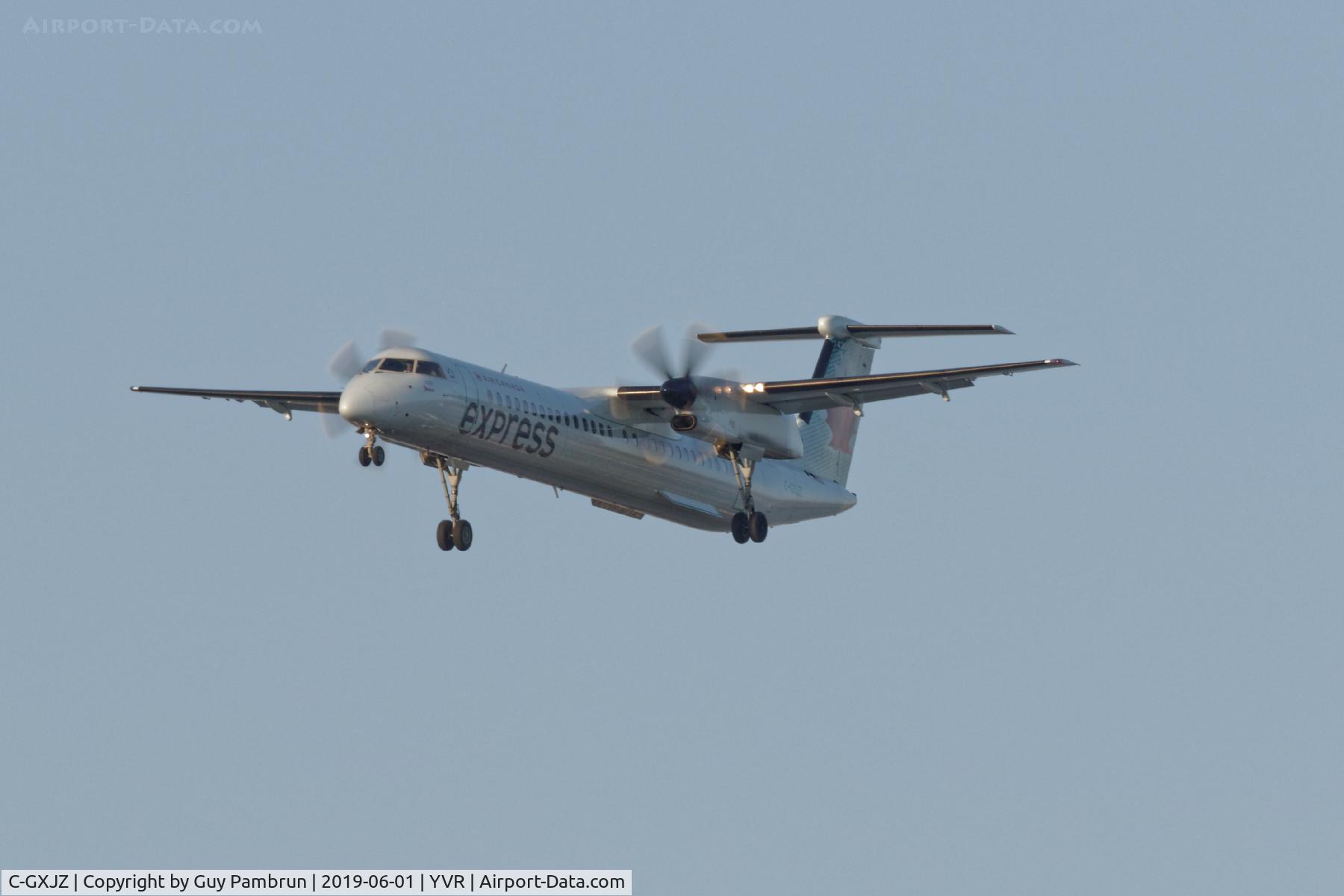 C-GXJZ, 2016 De Havilland Canada DHC-8-402 Dash 8 C/N 4523, Landing