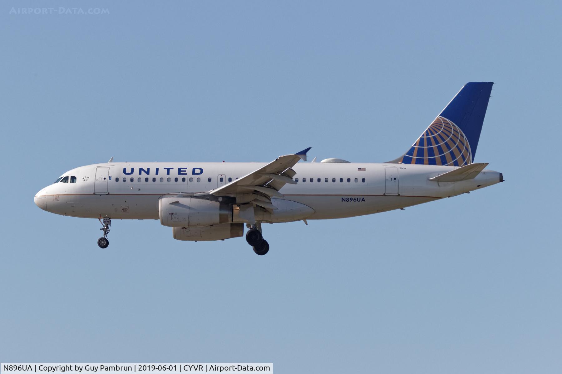 N896UA, 2007 Airbus A319-132 C/N 3144, Landing