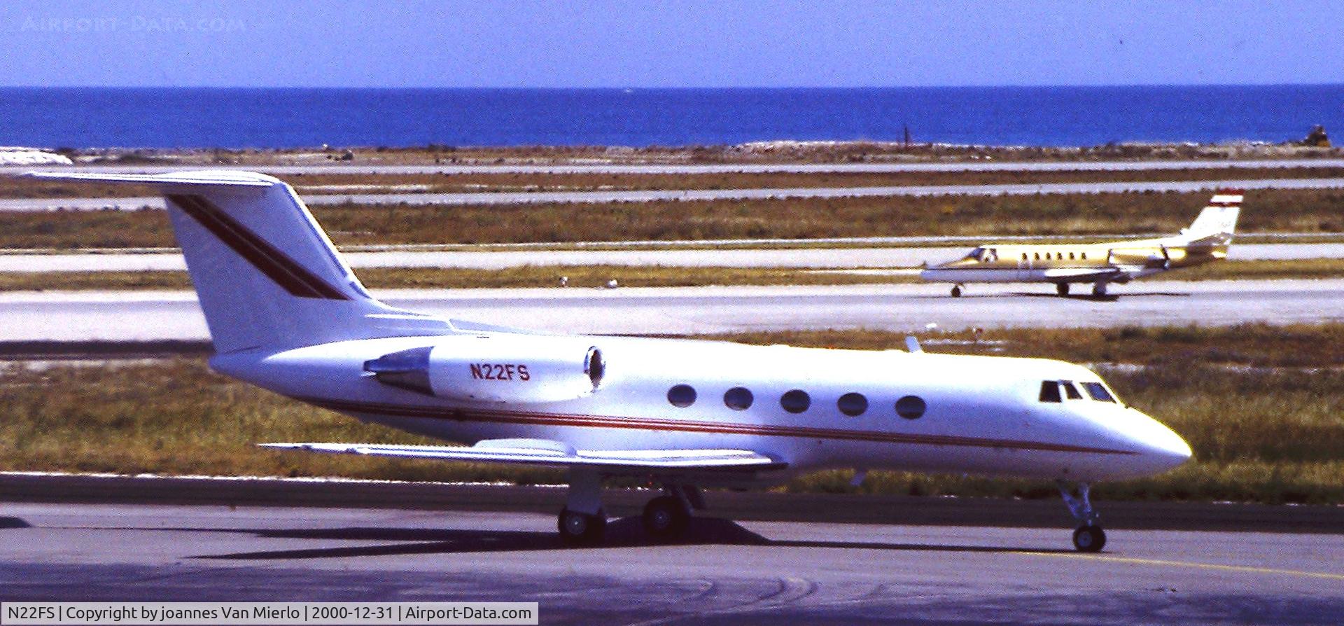 N22FS, 1996 Raytheon Aircraft Company C90A C/N LJ-1452, Aéroport de Nice, france '80s