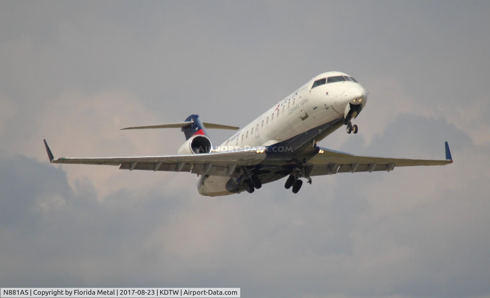 N881AS, 2001 Bombardier CRJ-200ER (CL-600-2B19) C/N 7496, Delta Connection