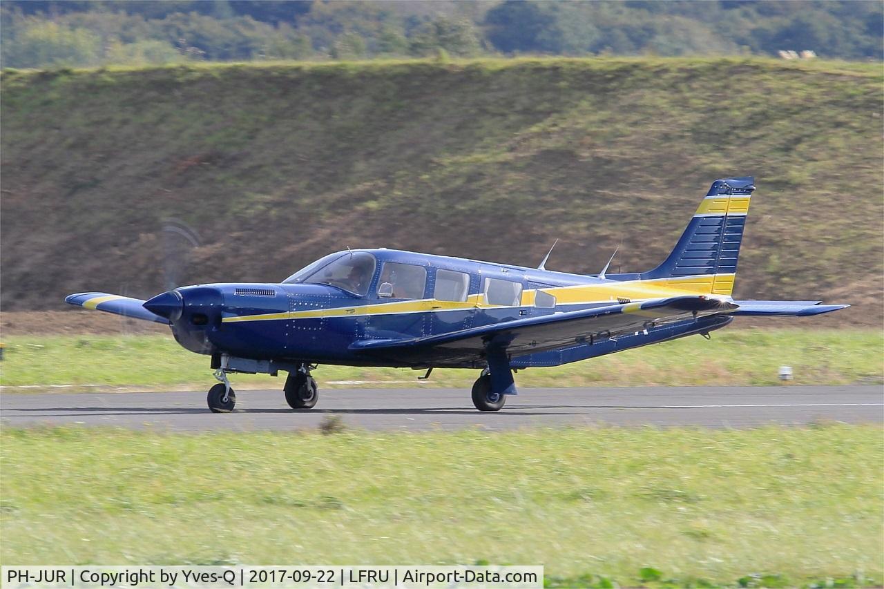 PH-JUR, 1982 Piper PA-32R-301T Turbo Saratoga C/N 32R-8229033, Piper PA-32R-301T Turbo Saratoga, Taxiing rwy 23, Morlaix-Ploujean airport (LFRU-MXN)