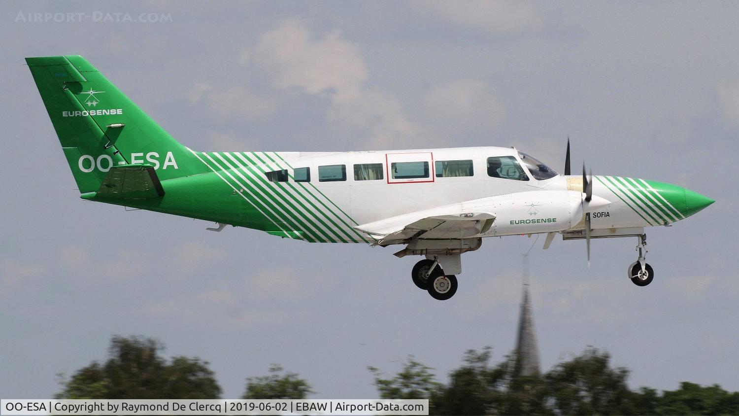 OO-ESA, 1976 Cessna 404 II Titan C/N 404-0020, Landing at Antwerp.