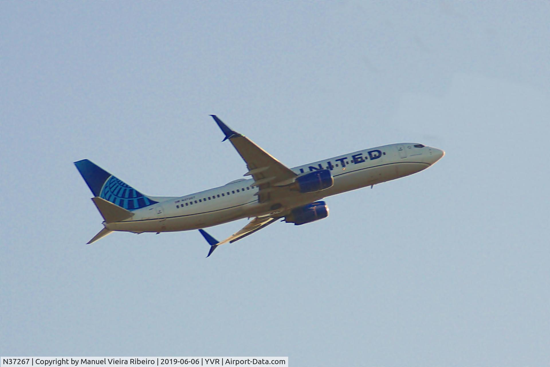 N37267, 2001 Boeing 737-824 C/N 31586, The first airplane in the UAL 2019 livery