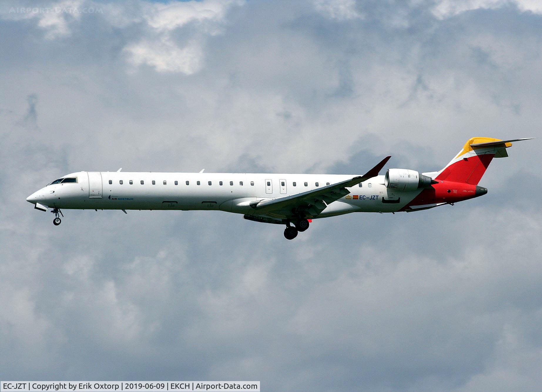 EC-JZT, 2006 Canadair CRJ-900ER (CL-600-2D24) C/N 15113, EC-JZT landing rw 22L. Operating for SAS.