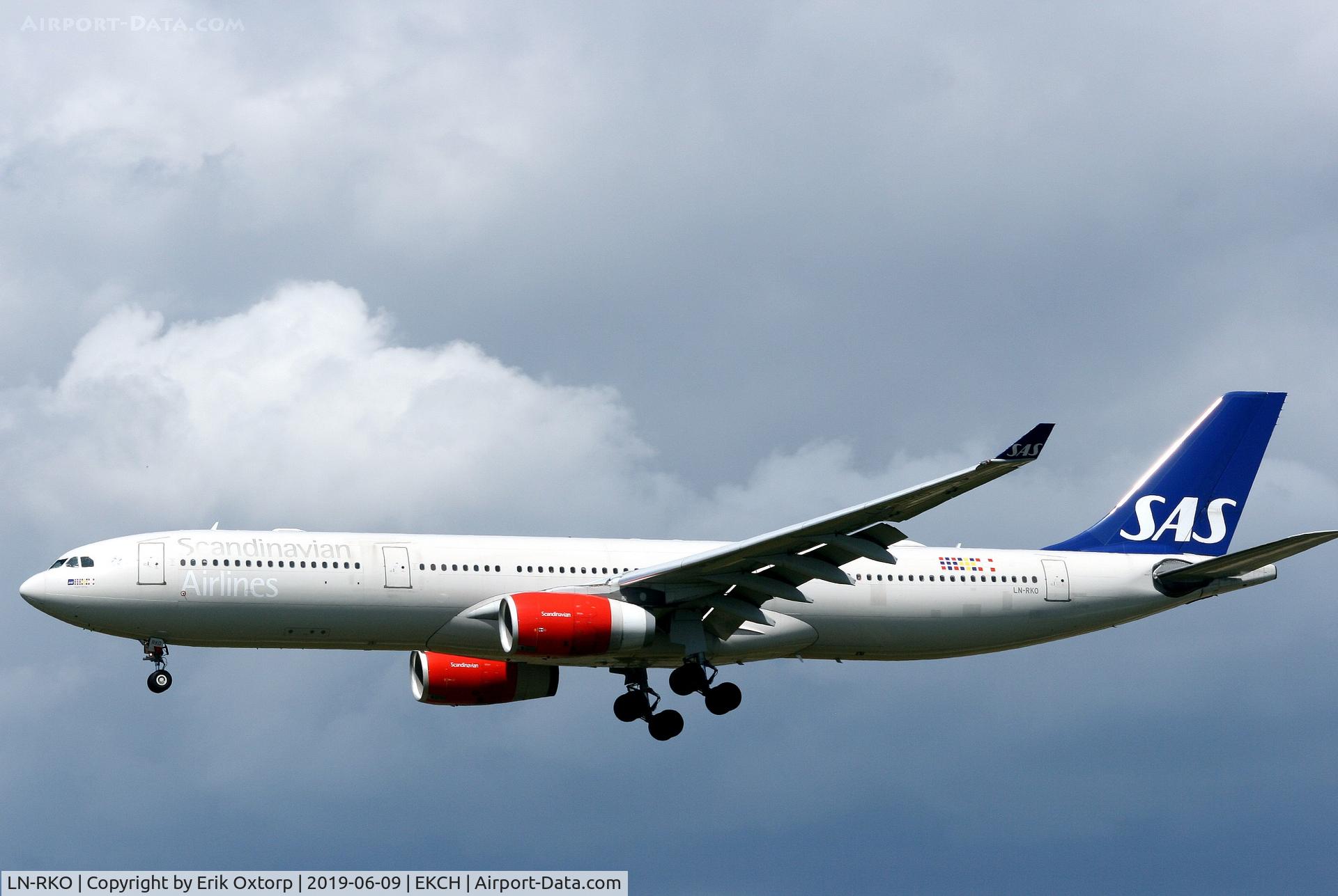 LN-RKO, 2003 Airbus A330-343X C/N 515, LN-RKO landing rw 22L