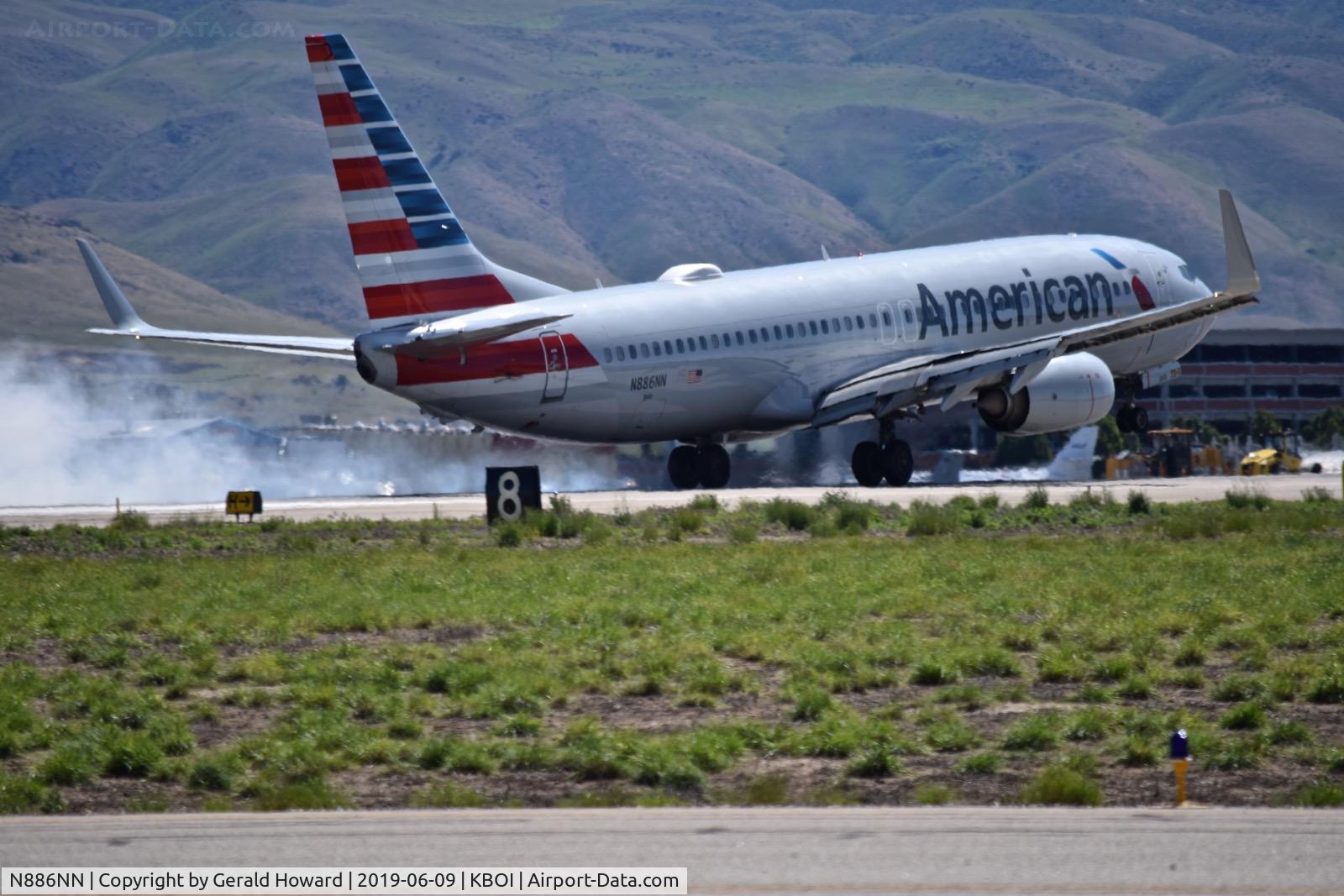 N886NN, 2012 Boeing 737-823 C/N 33223, Landing RWY 10R.