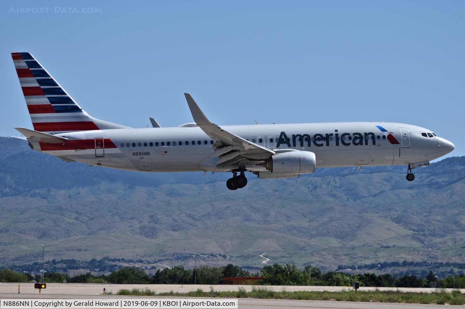 N886NN, 2012 Boeing 737-823 C/N 33223, Over the numbers for RWY 10R.